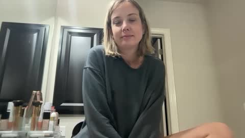 Snapshot of leanneluxecouple chatting on 10/01/25, 10:32 leanneluxecouple online show from 10/01/25, 10:32