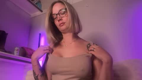 Snapshot of leanneluxecouple chatting on 10/08/25, 01:03 leanneluxecouple online show from 10/08/25, 01:03