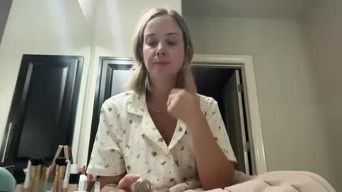 Snapshot of leanneluxecouple chatting on 10/27/25, 10:41 leanneluxecouple online show from 10/27/25, 10:41