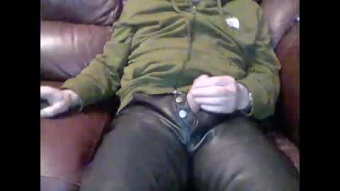 Snapshot of leatherpants68 chatting on 11/06/25, 08:43 leatherpants68 online show from 11/06/25, 08:43