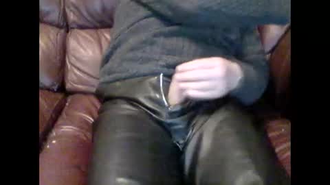 Snapshot of leatherpants68 chatting on 02/25/26, 08:40 leatherpants68 online show from 02/25/26, 08:40