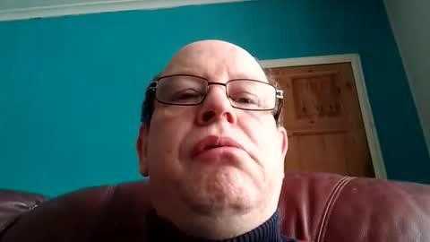 Snapshot of leatherpants68 chatting on 04/17/26, 08:17 leatherpants68 online show from 04/17/26, 08:17