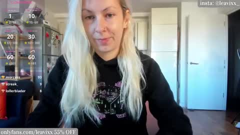 Snapshot of leavixx chatting on 10/24/25, 10:00 LeaVixx online show from 10/24/25, 10:00