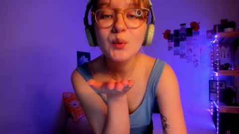 Snapshot of leazy_peasy chatting on 11/25/25, 05:51 Ellie online show from 11/25/25, 05:51