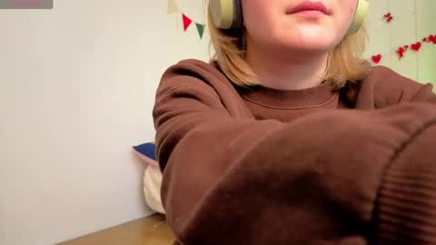 Snapshot of leazy_peasy chatting on 04/23/26, 06:36 Ellie online show from 04/23/26, 06:36