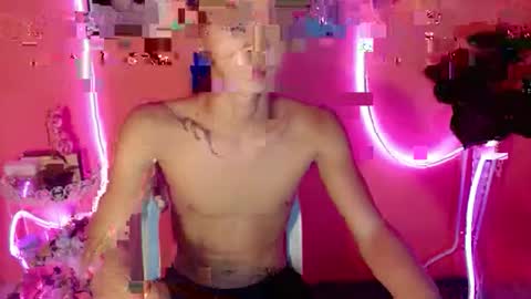 Snapshot of leemoreno18 chatting on 09/19/25, 03:30 leemoreno18 online show from 09/19/25, 03:30