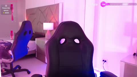 Snapshot of leethompson_ chatting on 02/19/25, 12:22 Leet  online show from 02/19/25, 12:22