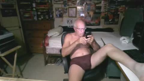 Snapshot of leezamm1132 chatting on 05/17/26, 02:42 leezamm1132 online show from 05/17/26, 02:42
