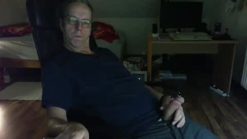 Snapshot of lefti27 chatting on 12/23/24, 11:17 Dave online show from 12/23/24, 11:17
