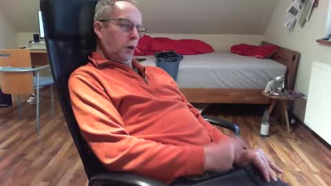 Snapshot of lefti27 chatting on 12/29/24, 12:23 Dave online show from 12/29/24, 12:23