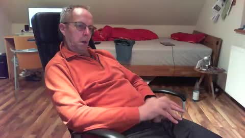 Snapshot of lefti27 chatting on 12/29/24, 03:57 Dave online show from 12/29/24, 03:57