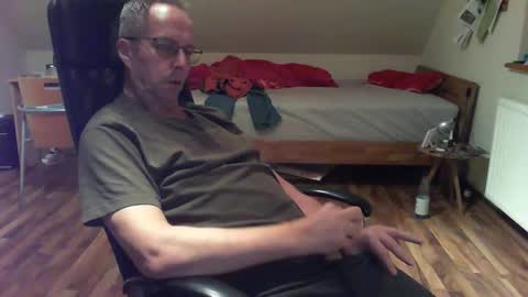 Snapshot of lefti27 chatting on 12/29/24, 11:29 Dave online show from 12/29/24, 11:29