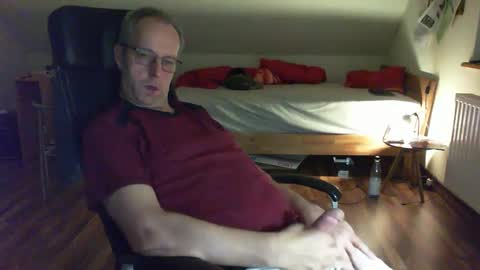 Snapshot of lefti27 chatting on 01/05/25, 12:52 Dave online show from 01/05/25, 12:52