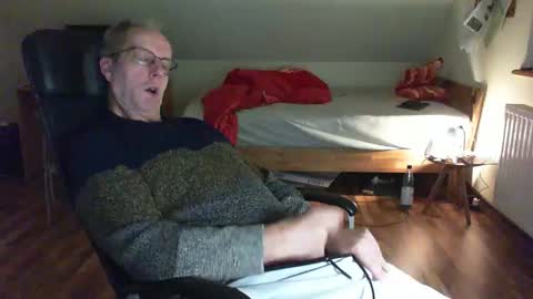 Snapshot of lefti27 chatting on 01/05/25, 10:19 Dave online show from 01/05/25, 10:19