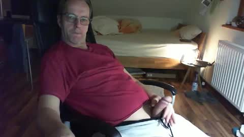 Snapshot of lefti27 chatting on 02/16/25, 10:32 Dave online show from 02/16/25, 10:32
