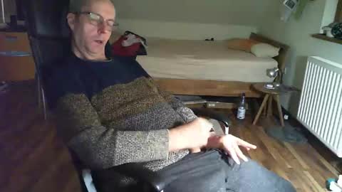 Snapshot of lefti27 chatting on 02/27/25, 06:20 Dave online show from 02/27/25, 06:20