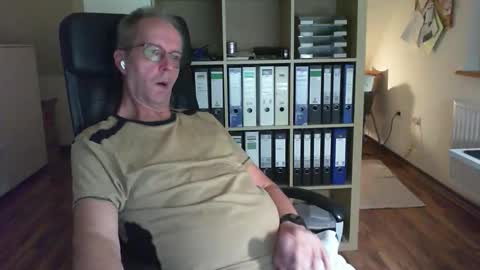 Snapshot of lefti27 chatting on 09/22/25, 10:34 Dave online show from 09/22/25, 10:34