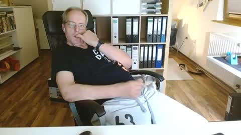 Snapshot of lefti27 chatting on 07/19/26, 10:24 Dave online show from 07/19/26, 10:24