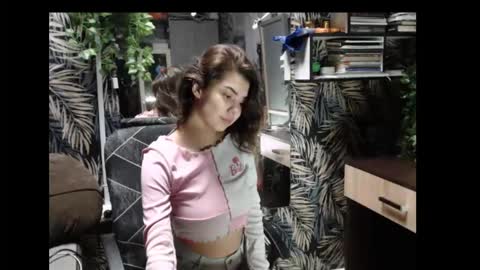 Snapshot of legenda_liya chatting on 09/29/25, 01:33 Liya online show from 09/29/25, 01:33