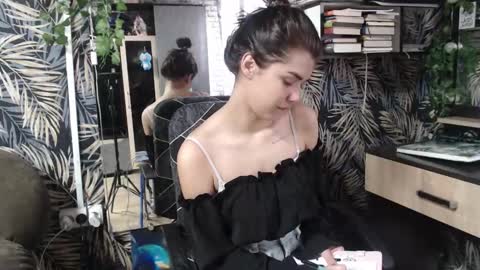 Snapshot of legenda_liya chatting on 10/15/25, 12:49 Liya online show from 10/15/25, 12:49