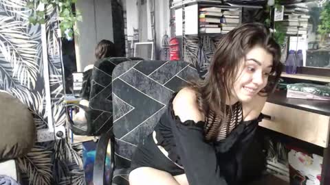 Snapshot of legenda_liya chatting on 10/16/25, 02:51 Liya online show from 10/16/25, 02:51