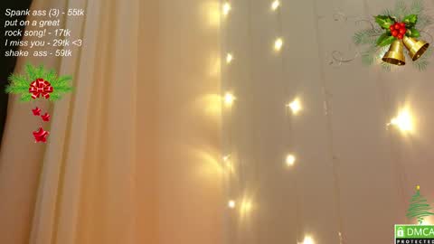 Snapshot of leia_bell chatting on 12/01/24, 07:36 hey Im Leia and I love rock  online show from 12/01/24, 07:36