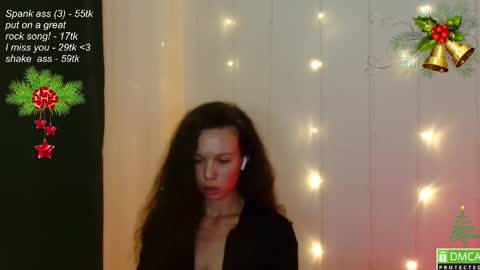 Snapshot of leia_bell chatting on 12/14/24, 04:20 hey Im Leia and I love rock  online show from 12/14/24, 04:20