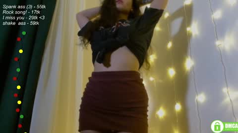 Snapshot of leia_bell chatting on 02/15/25, 06:44 hey Im Leia and I love rock  online show from 02/15/25, 06:44