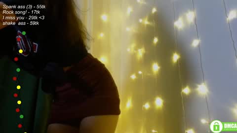 Snapshot of leia_bell chatting on 02/23/25, 06:12 hey Im Leia and I love rock  online show from 02/23/25, 06:12