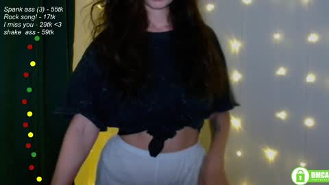 Snapshot of leia_bell chatting on 03/08/25, 06:16 hey Im Leia and I love rock  online show from 03/08/25, 06:16