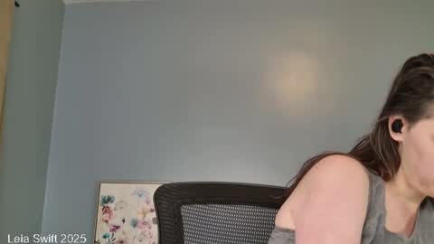 Snapshot of leiaswift chatting on 12/20/25, 11:50 Leia Swift online show from 12/20/25, 11:50