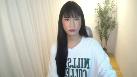 Snapshot of leighs_celine chatting on 07/27/26, 05:53 leighs_celine online show from 07/27/26, 05:53