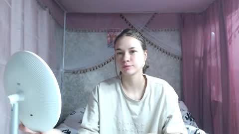 Snapshot of leila_bambi_ chatting on 11/23/25, 12:49 leila_bambi_ online show from 11/23/25, 12:49
