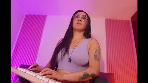 Snapshot of leila_petitee chatting on 02/10/26, 11:14 Leila online show from 02/10/26, 11:14