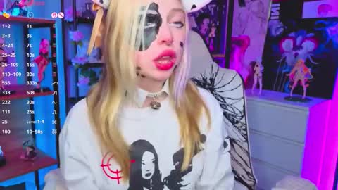 Leila online show from 11/11/25, 05:35