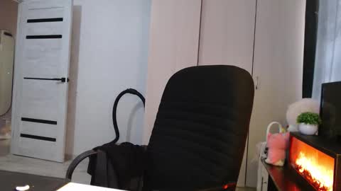 lenagordon online show from 11/18/25, 07:46