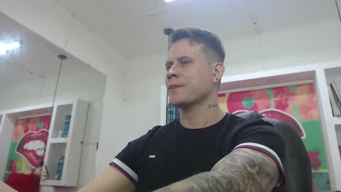 Snapshot of leo_cumming01 chatting on 02/17/25, 01:10 Yesid online show from 02/17/25, 01:10