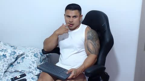 Snapshot of leo_muscleboy chatting on 04/22/26, 10:44 Leo online show from 04/22/26, 10:44