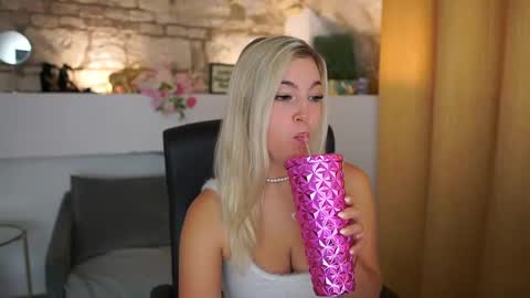 Snapshot of leokitty_ chatting on 11/18/25, 02:10 leokitty online show from 11/18/25, 02:10