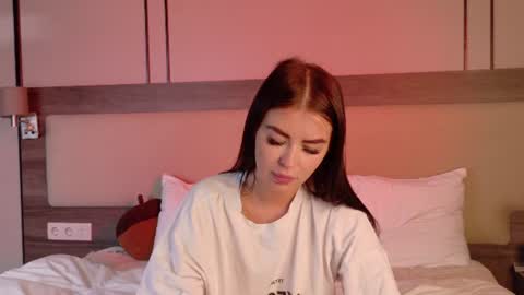 Snapshot of leonameilee chatting on 06/24/26, 06:12 Mila online show from 06/24/26, 06:12