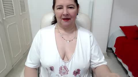 leonela   online show from 06/10/26, 10:41