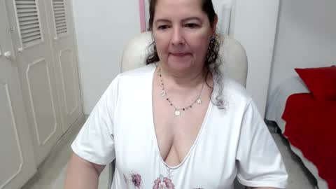 leonela   online show from 06/11/26, 12:32