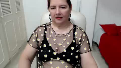 leonela   online show from 06/11/26, 11:47