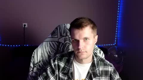 Snapshot of leonnextdoor chatting on 01/04/25, 12:49 Leon online show from 01/04/25, 12:49