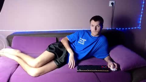 Snapshot of leonnextdoor chatting on 01/11/25, 08:43 Leon online show from 01/11/25, 08:43