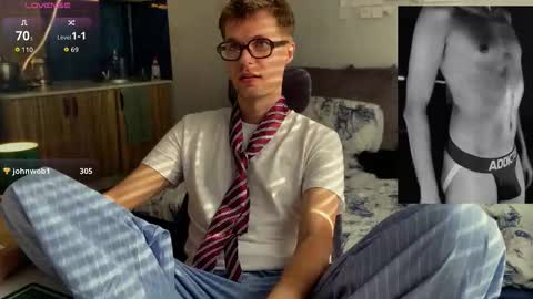 Snapshot of leonnextdoor chatting on 03/10/26, 09:03 Leon online show from 03/10/26, 09:03