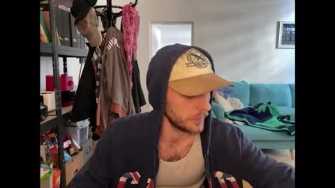 Leon online show from 02/25/26, 02:16