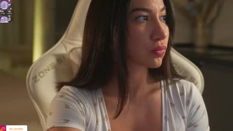 Snapshot of leoramallis chatting on 10/05/25, 05:00 Leora online show from 10/05/25, 05:00