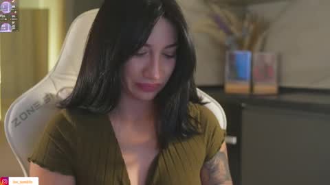 Snapshot of leoramallis chatting on 10/10/25, 05:12 Leora online show from 10/10/25, 05:12