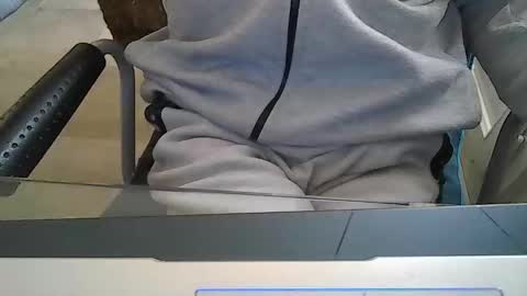 Snapshot of leoufdedingue chatting on 10/13/25, 06:46 CESTMOI75100 online show from 10/13/25, 06:46
